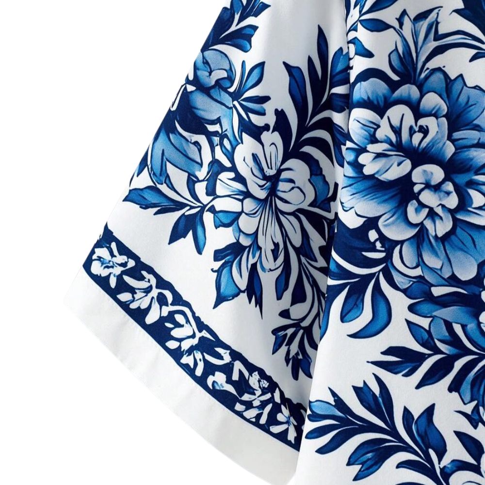 Detalhe da manga da camisa masculina Vinser Itacaré branca com estampa floral azul e acabamento premium