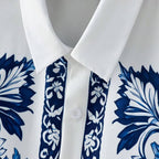 Detalhe da gola da camisa masculina Vinser Itacaré branca com estampa floral azul e acabamento premium