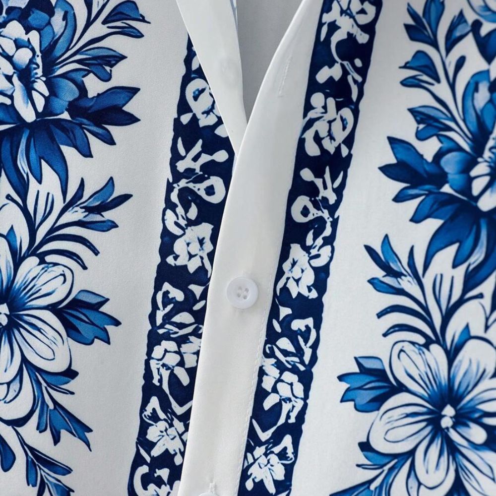 Detalhe do tecido da camisa masculina Vinser Itacaré branca com estampa floral azul e acabamento premium