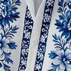 Detalhe do tecido da camisa masculina Vinser Itacaré branca com estampa floral azul e acabamento premium