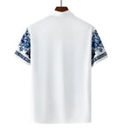 Camisa masculina Vinser Itacaré branca manga curta com detalhes florais azuis nas mangas vista traseira