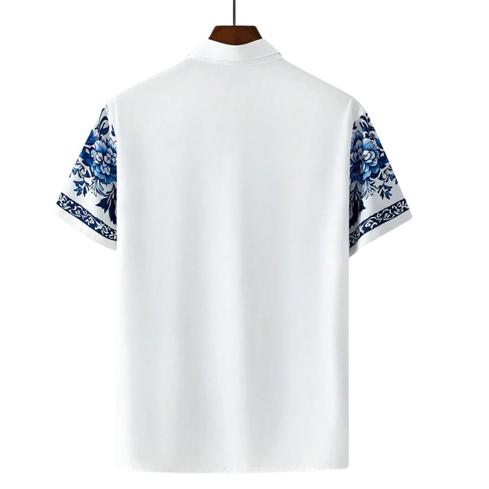 Camisa masculina Vinser Itacaré branca manga curta com detalhes florais azuis nas mangas vista traseira