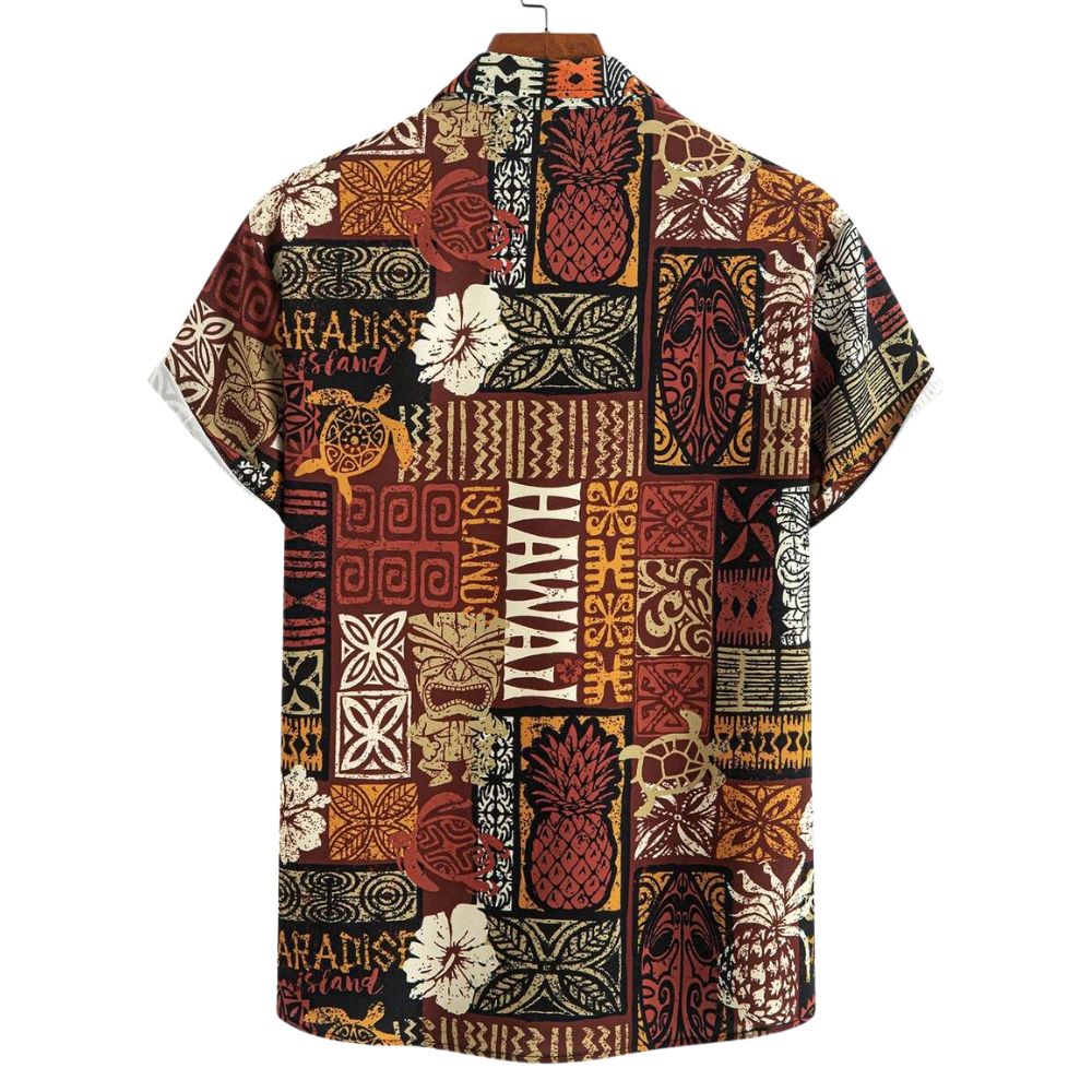 Camisa masculina Vinser Itamaracá vista de costas, com estampa étnica geométrica em tons terrosos, vermelho, preto e bege.
