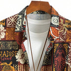 Detalhe da gola da camisa masculina Vinser Itamaracá com estampa étnica e tropical em tons terrosos, preto, vermelho e bege.