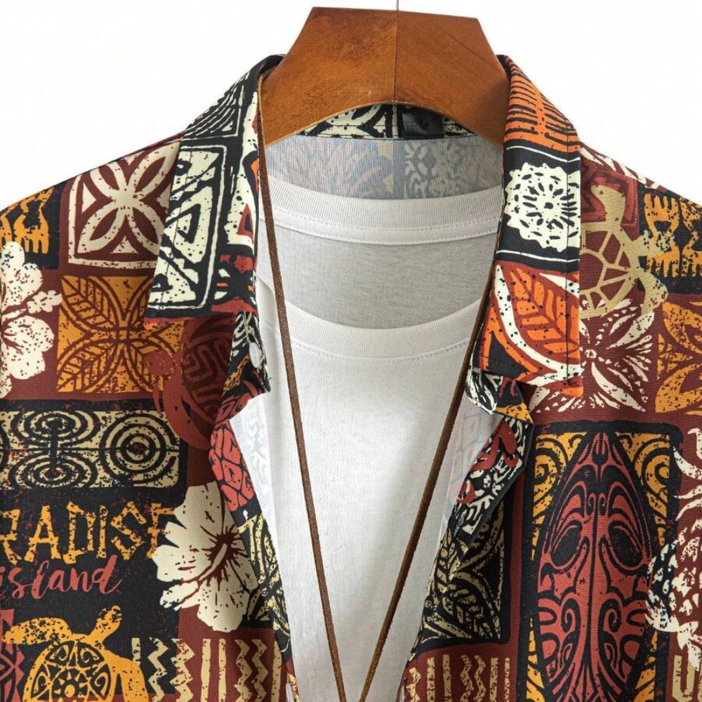 Detalhe da gola da camisa masculina Vinser Itamaracá com estampa étnica e tropical em tons terrosos, preto, vermelho e bege.