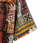 Detalhe da manga da camisa masculina Vinser Itamaracá com estampa étnica e tropical em tons de terracota, bege, preto e mostarda.