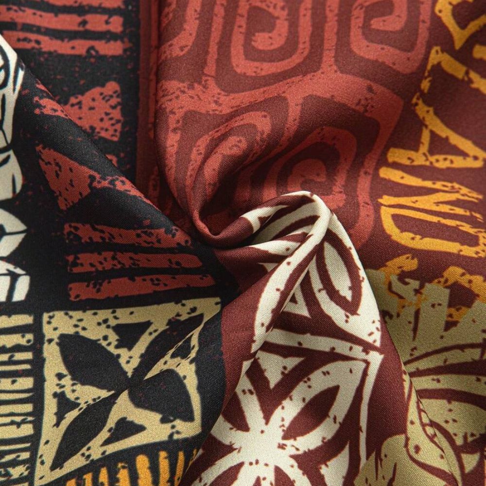 Detalhe do tecido da camisa masculina Vinser Itamaracá com estampa geométrica e tropical em tons de marrom, terracota, bege e preto.