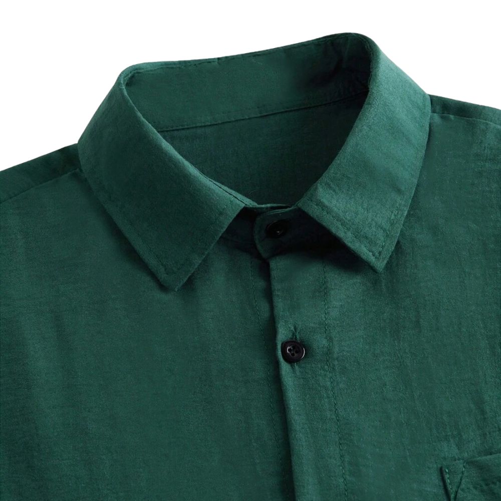 Detalhe da gola da Camisa Vinser Jade em verde-esmeralda, destacando o colarinho estruturado, o acabamento refinado e o tecido leve com textura suave, evidenciando a qualidade premium da peça.