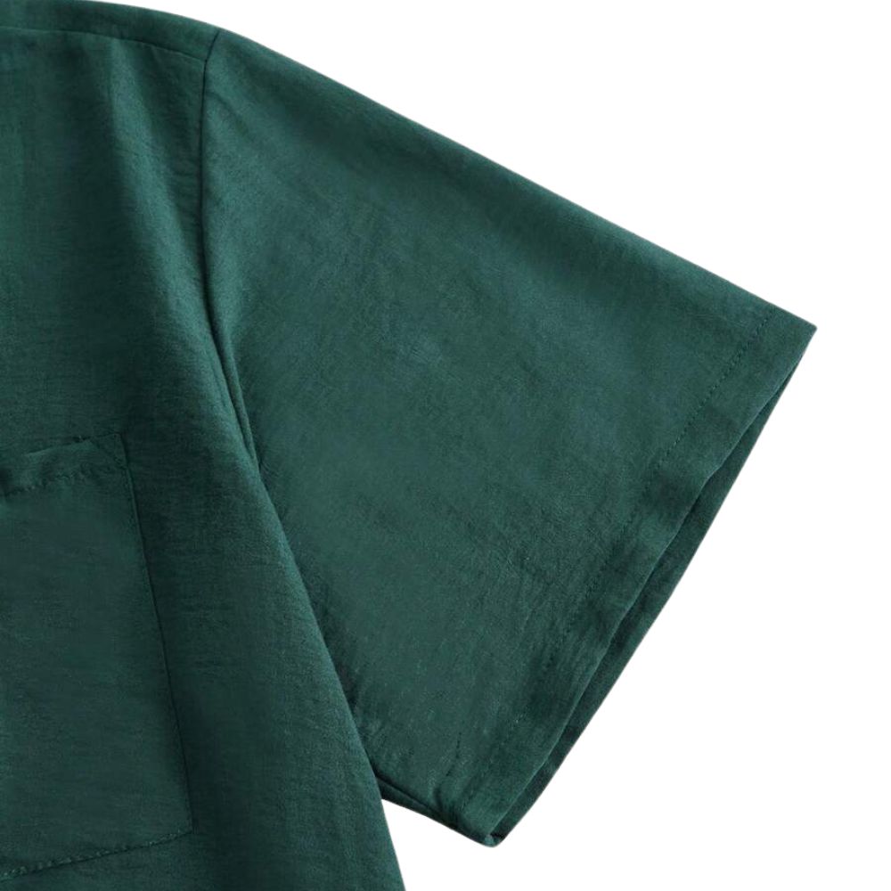 Detalhe da manga da Camisa Vinser Jade em verde-esmeralda, destacando o acabamento dobrado, as costuras reforçadas e o tecido leve com textura suave, evidenciando conforto e qualidade premium.