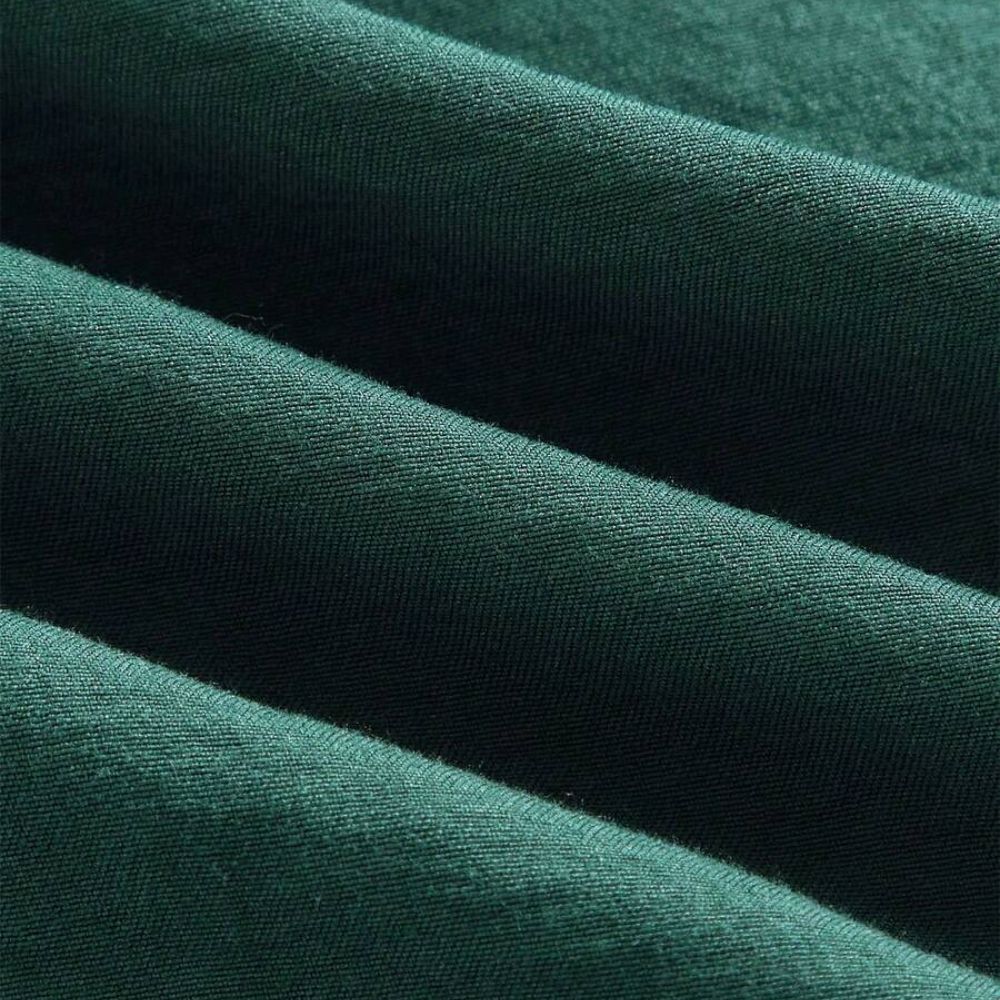 Detalhe do tecido da Camisa Vinser Jade em verde-esmeralda, destacando a textura suave, o acabamento refinado e o tecido leve e respirável, proporcionando conforto e elegância no uso diário.