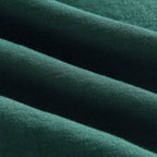 Detalhe do tecido da Camisa Vinser Jade em verde-esmeralda, destacando a textura suave, o acabamento refinado e o tecido leve e respirável, proporcionando conforto e elegância no uso diário.