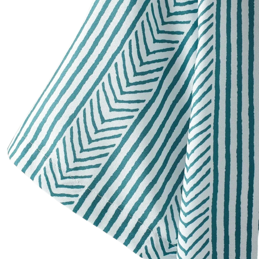 Detalhe da Camisa Vinser Jade Imperial com estampa geométrica em linhas verde-esmeralda