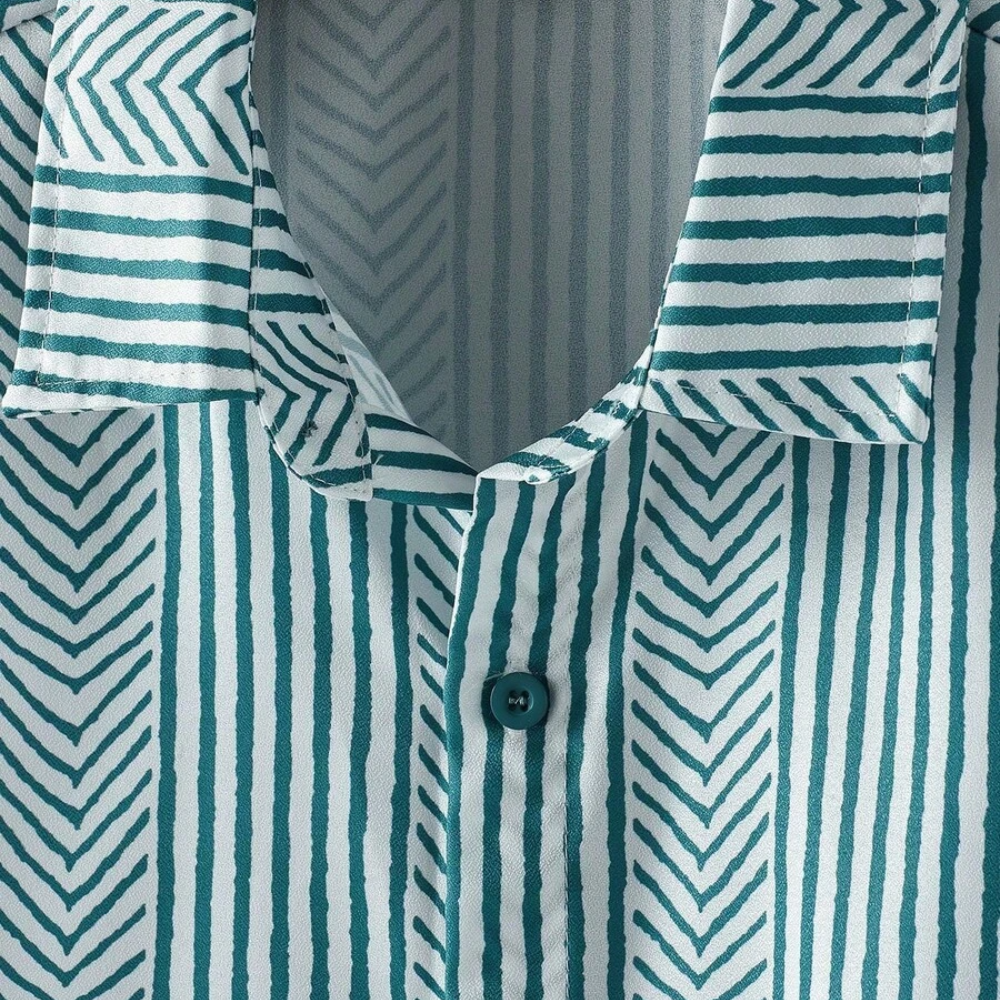 Detalhe da gola e botão da Camisa Vinser Jade Imperial com estampa geométrica verde