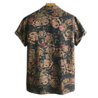Vista traseira da Camisa Vinser Jardim Noturno, com estampa floral em tons de bege, vinho e verde sobre fundo escuro, manga curta, tecido leve e acabamento premium.