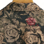 Close da parte superior das costas da Camisa Vinser Jardim Noturno, destacando a gola, o tecido texturizado e a estampa floral em tons terrosos com detalhe em vermelho.