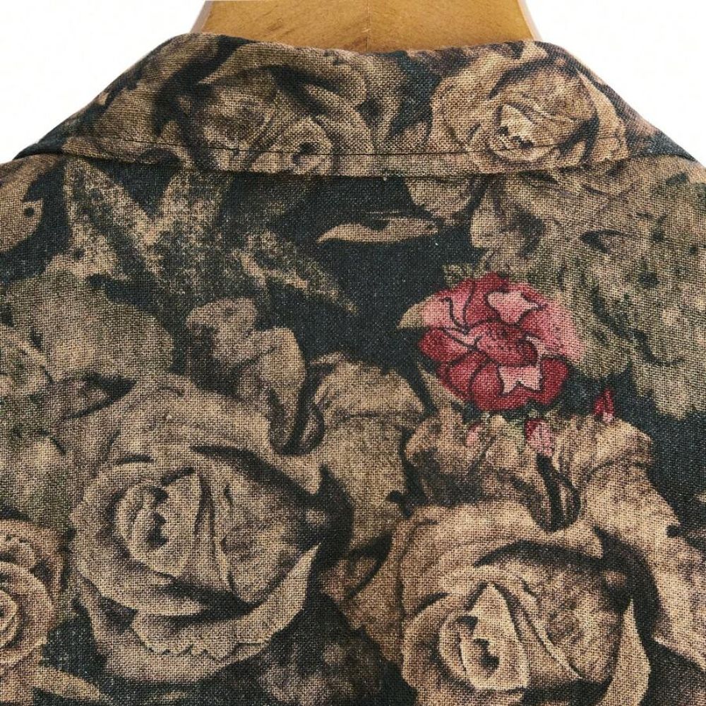 Close da parte superior das costas da Camisa Vinser Jardim Noturno, destacando a gola, o tecido texturizado e a estampa floral em tons terrosos com detalhe em vermelho.