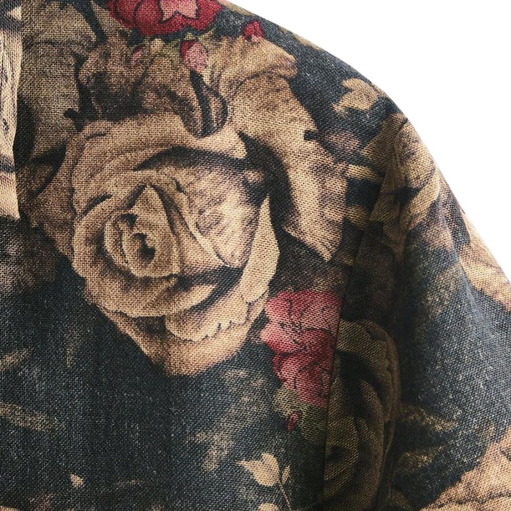Close do tecido da Camisa Vinser Jardim Noturno, destacando a textura do tecido, a estampa floral em tons terrosos e o acabamento premium da costura da manga.