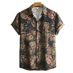 Vista frontal da Camisa Vinser Jardim Noturno, com estampa floral em tons de bege, vinho e verde sobre fundo escuro, destacando a modelagem de manga curta, o caimento leve e o acabamento premium da peça.