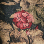 Close do tecido da Camisa Vinser Jardim Noturno, destacando a textura encorpada, a estampa floral em tons terrosos com detalhe em vermelho e o acabamento premium.