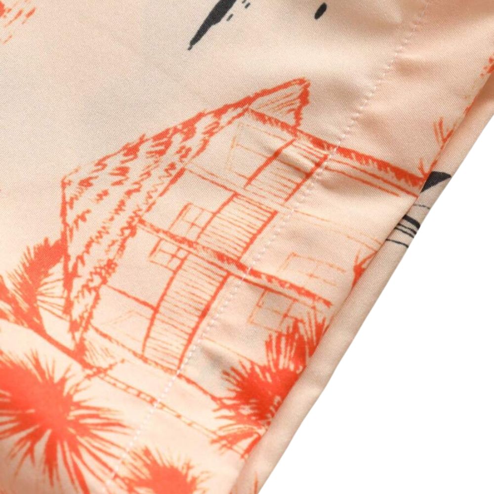 Detalhe da estampa litorânea em tons de bege e laranja da camisa masculina Vinser Jeribá.
