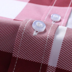 Detalhe do botão e acabamento da Camisa Vinser João Pessoa com estampa xadrez vermelha e branca