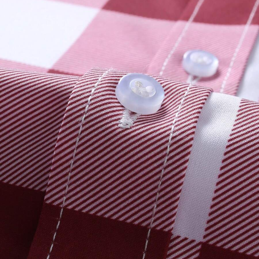 Detalhe do botão e acabamento da Camisa Vinser João Pessoa com estampa xadrez vermelha e branca