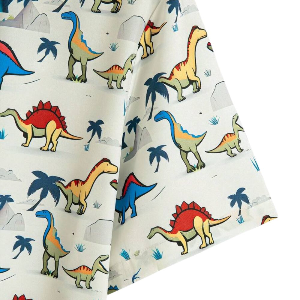 Detalhe da manga da camisa masculina Vinser Jurassic Branco com estampa colorida de dinossauros e acabamento premium.
