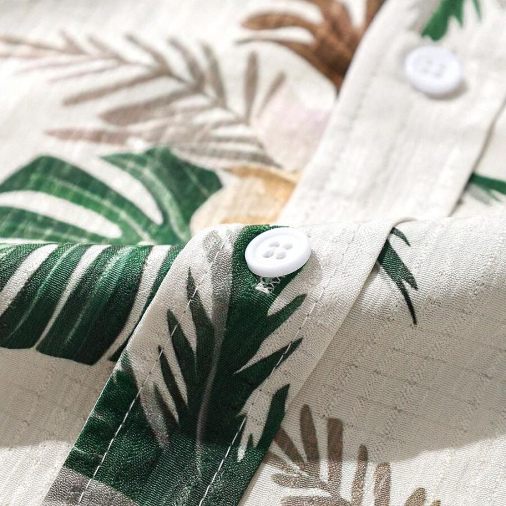 Detalhe da Camisa Vinser Kauai masculina com estampa tropical e botões