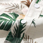 Detalhe da Camisa Vinser Kauai masculina com estampa tropical e botões