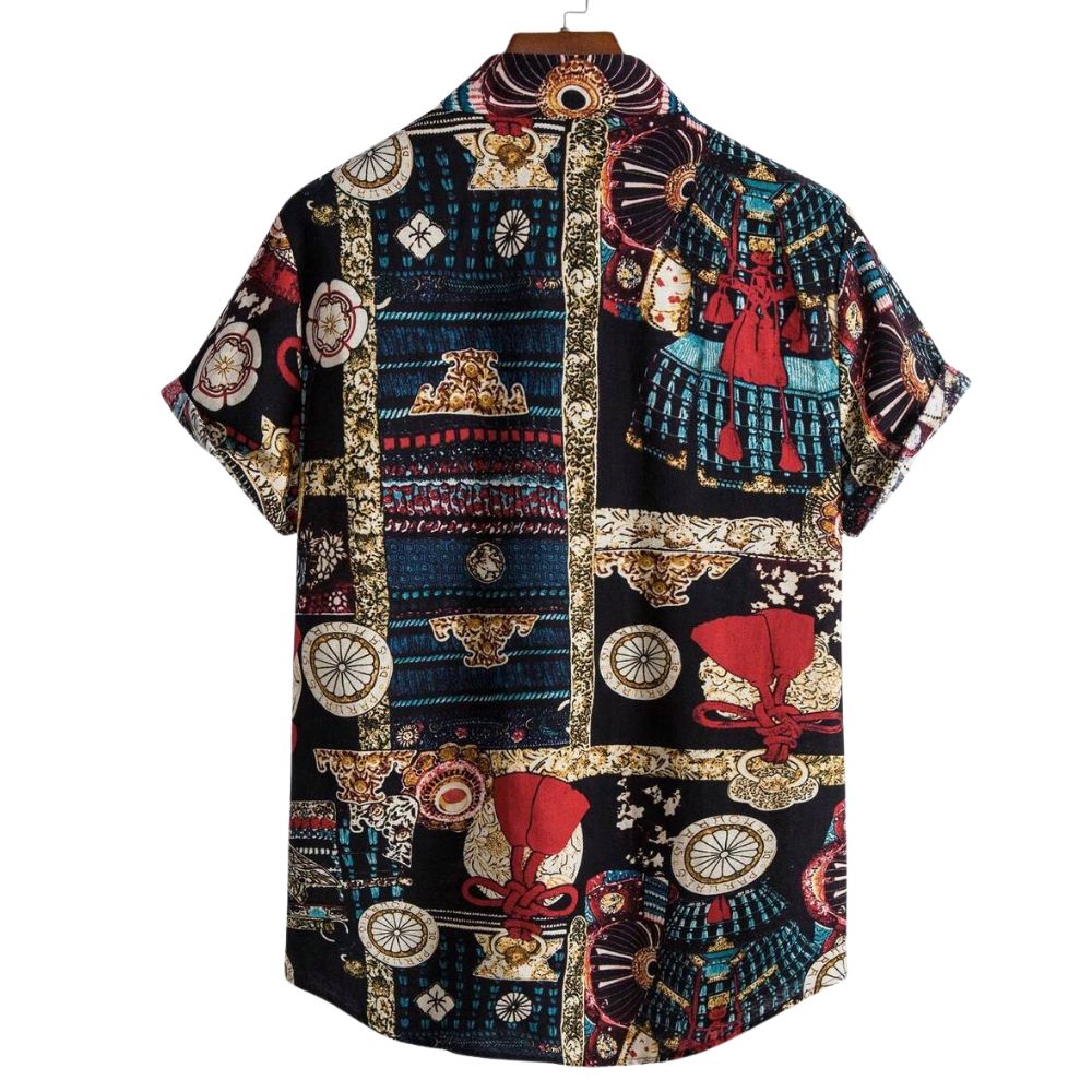 Camisa masculina Vinser Kyoto de manga curta, vista traseira, com estampa oriental sofisticada em preto, vermelho, azul e tons terrosos.