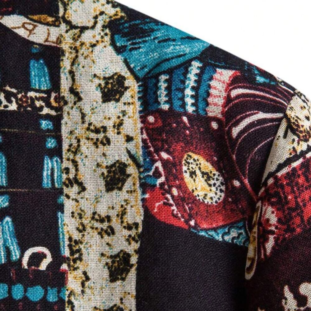 Detalhe da estampa da camisa masculina Vinser Kyoto com elementos orientais em azul, vermelho, preto e dourado.
