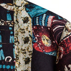 Detalhe da estampa da camisa masculina Vinser Kyoto com elementos orientais em azul, vermelho, preto e dourado.