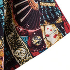 Detalhe da estampa oriental da camisa masculina Vinser Kyoto, com composição de elementos decorativos em azul, vermelho, preto, branco e dourado.
