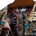 Detalhe da gola e acabamento interno da camisa masculina Vinser Kyoto com estampa oriental em tons de azul, vermelho, preto e dourado.