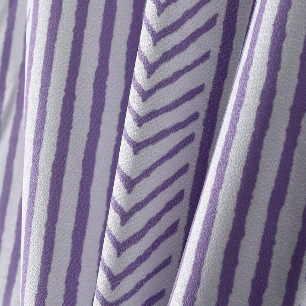 Detalhe da estampa geométrica da Camisa Vinser Lavanda Nobre em tons de lavanda