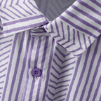 Detalhe da gola e botão da Camisa Vinser Lavanda Nobre com estampa geométrica em lavanda