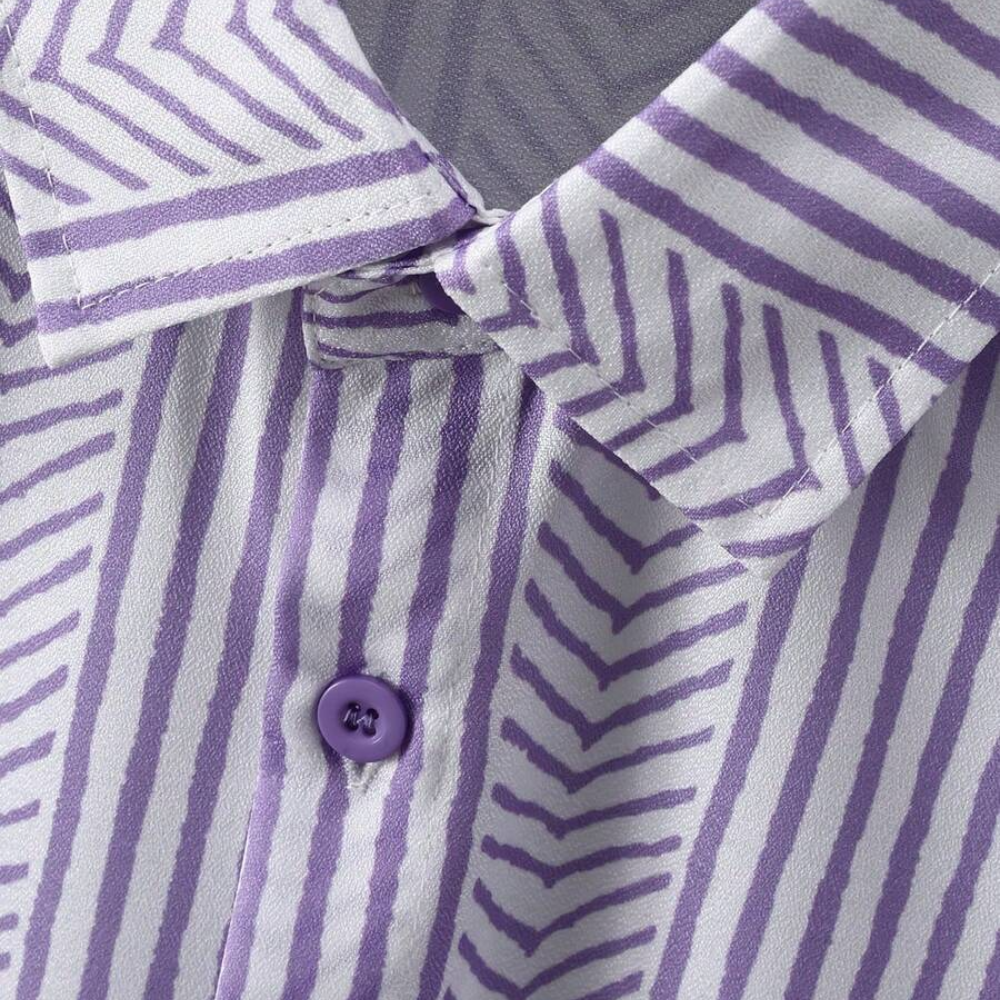 Detalhe da gola e botão da Camisa Vinser Lavanda Nobre com estampa geométrica em lavanda