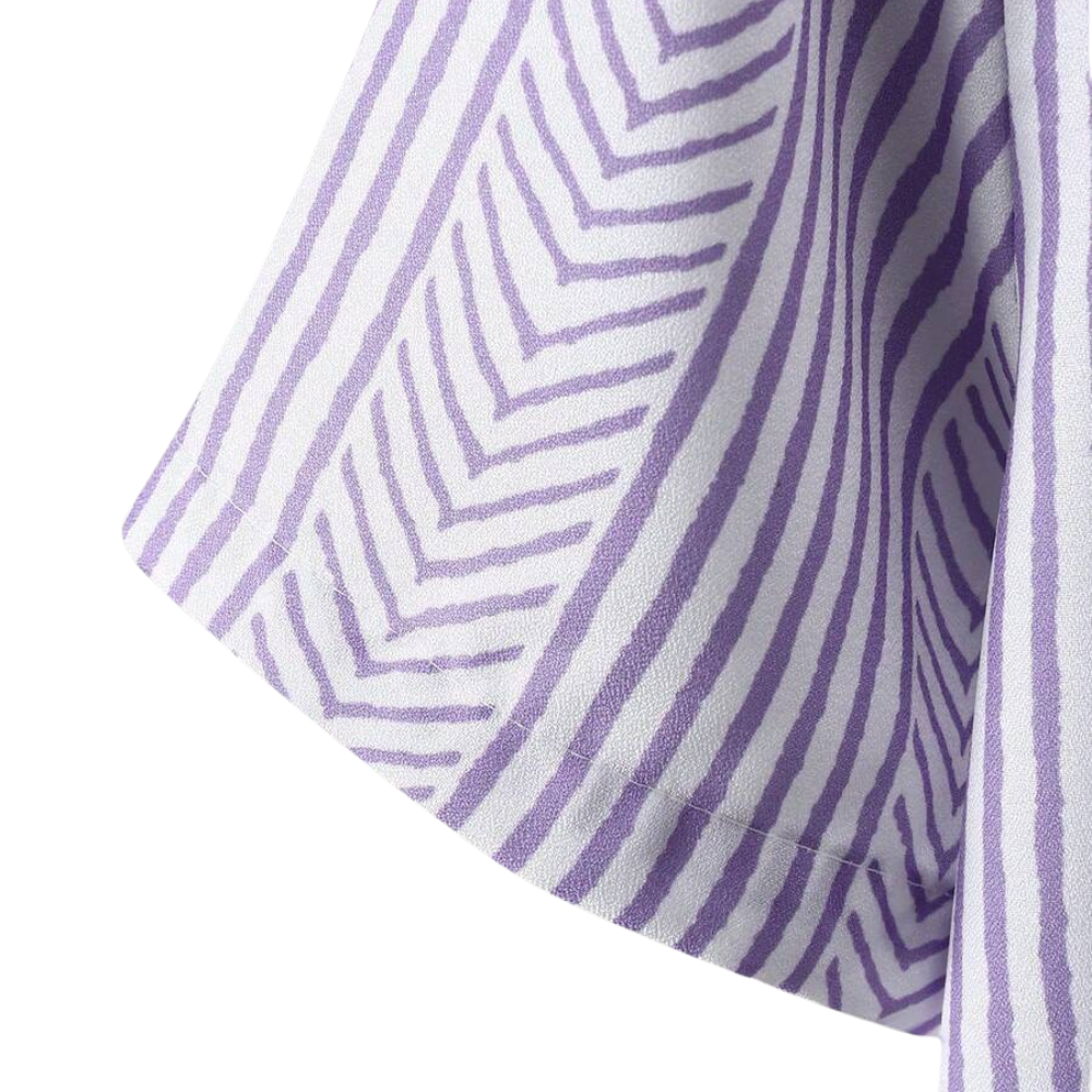 Detalhe da manga da Camisa Vinser Lavanda Nobre com estampa geométrica em lavanda