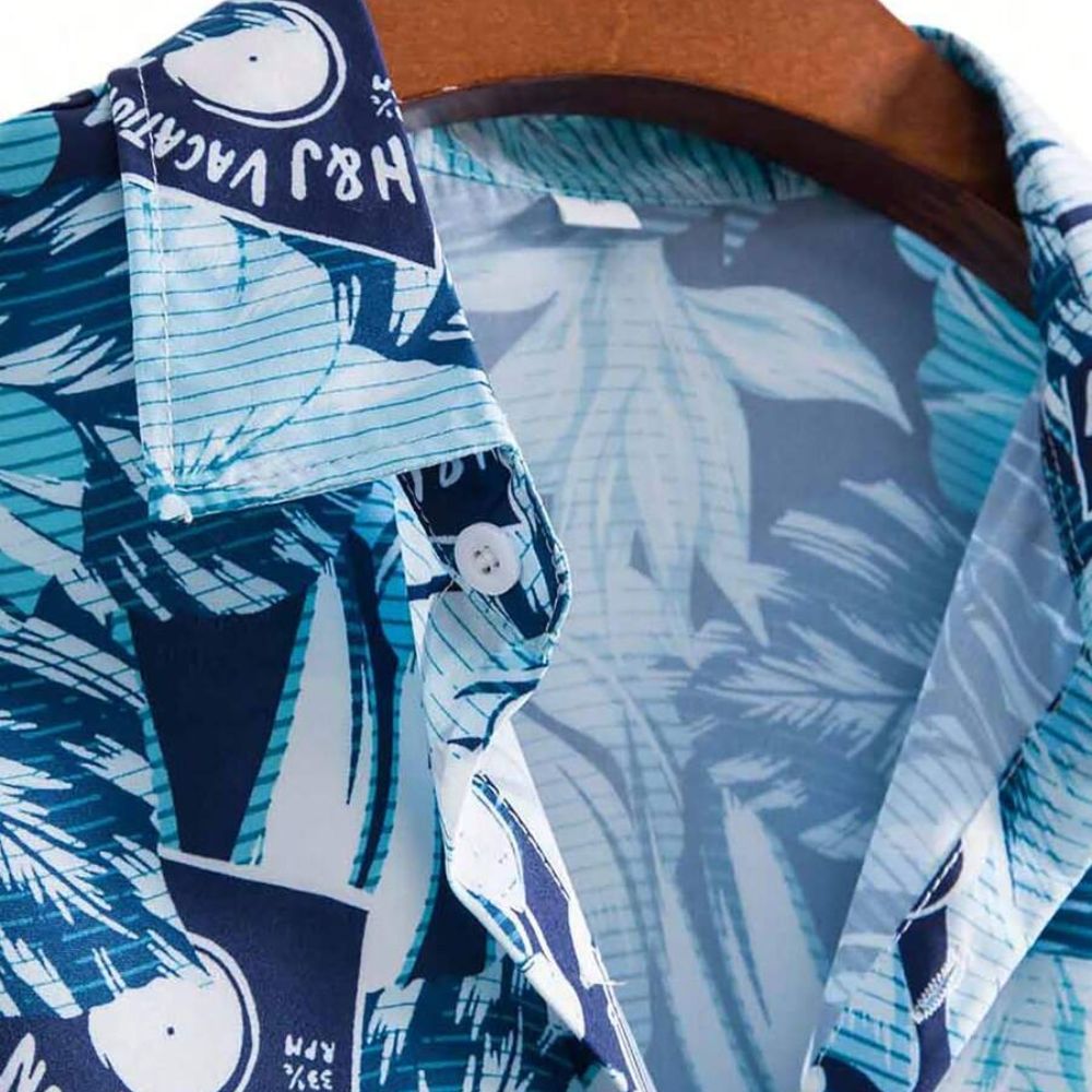 Detalhe da gola da Camisa Vinser Litoral Azul, destacando o acabamento do colarinho e a estampa tropical com folhas e flores em tons de azul, azul-marinho e branco.