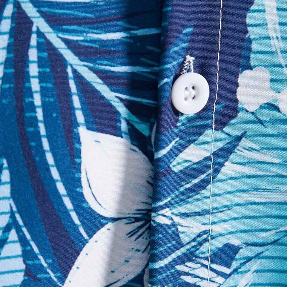 Detalhe do tecido da Camisa Vinser Litoral Azul, destacando a textura, o acabamento da costura, o botão frontal e a estampa tropical com folhas e flores em tons de azul, azul-marinho e branco.