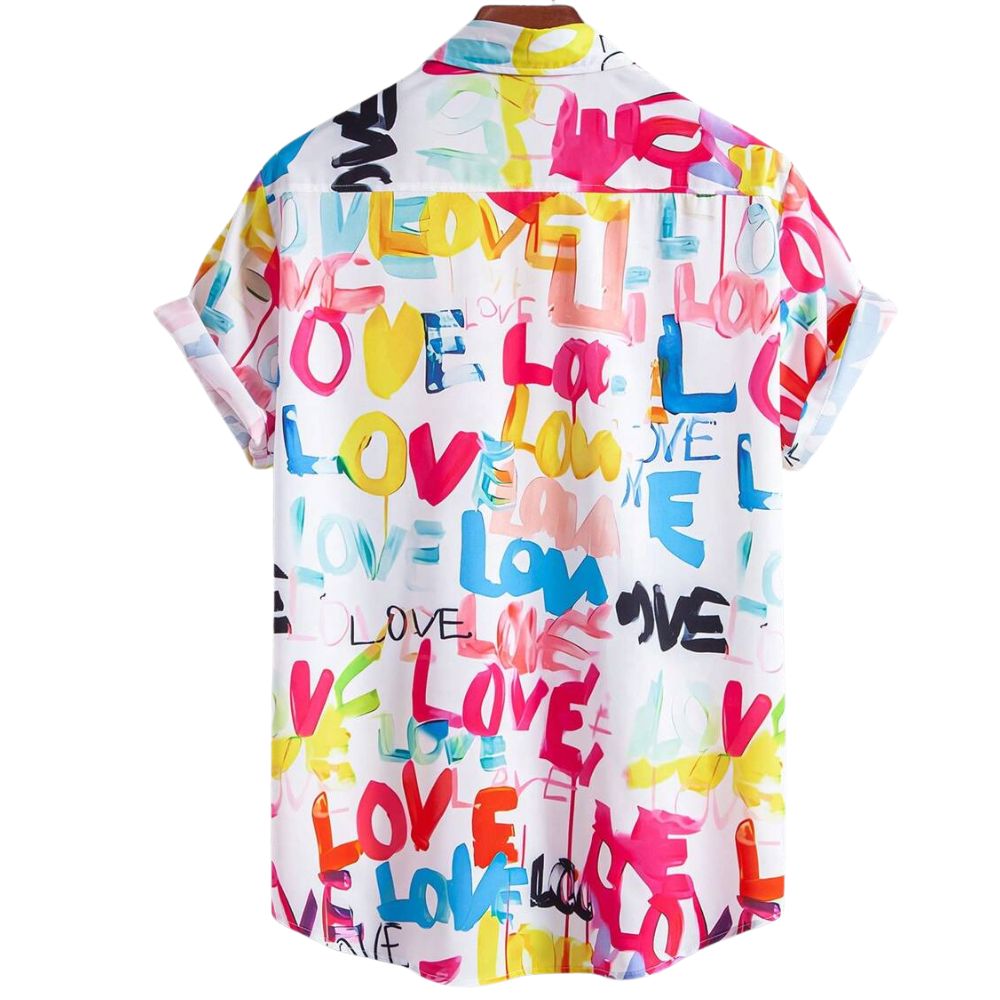 Vista traseira da camisa masculina Vinser Love Riviera com estampa artística colorida e tipografia "LOVE", de manga curta e acabamento premium.