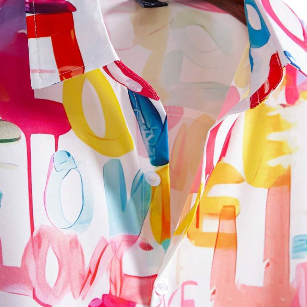 Detalhe da gola da camisa masculina Vinser Love Riviera com estampa colorida em estilo artístico e acabamento premium.