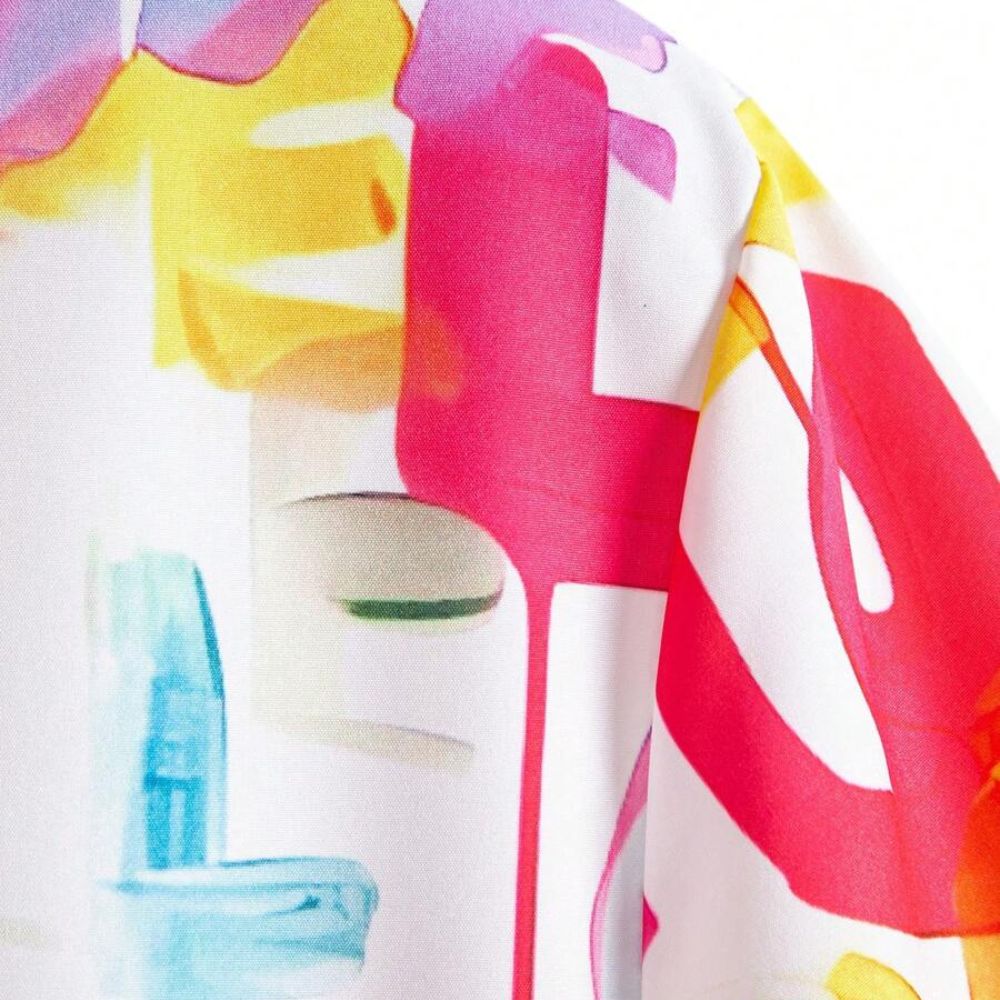 Close do tecido da camisa masculina Vinser Love Riviera com estampa artística colorida e acabamento premium.