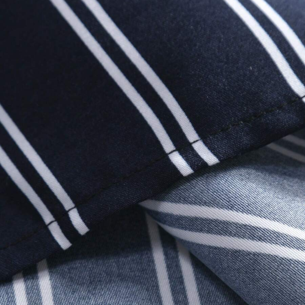 Detalhe do acabamento da Camisa Vinser Maceió listrada azul-marinho e branca