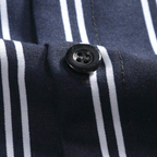 Detalhe do botão da Camisa Vinser Maceió listrada azul-marinho e branca