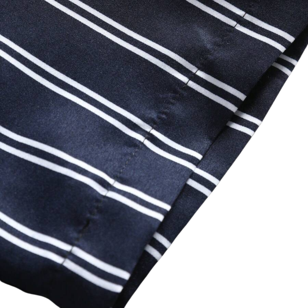 Detalhe da costura e do tecido da Camisa Vinser Maceió listrada azul-marinho e branca