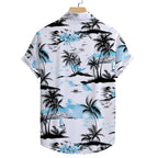 Vista traseira da Camisa Vinser Mar, destacando a estampa tropical com coqueiros, paisagem litorânea em preto e azul sobre fundo branco, modelagem reta e tecido leve de caimento confortável.