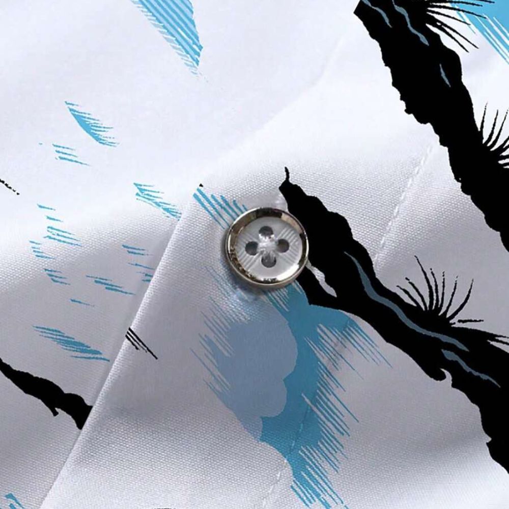 Close do botão e do tecido da Camisa Vinser Mar, destacando o acabamento premium, a costura reforçada e a estampa litorânea com coqueiros em preto e detalhes em azul sobre fundo branco.
