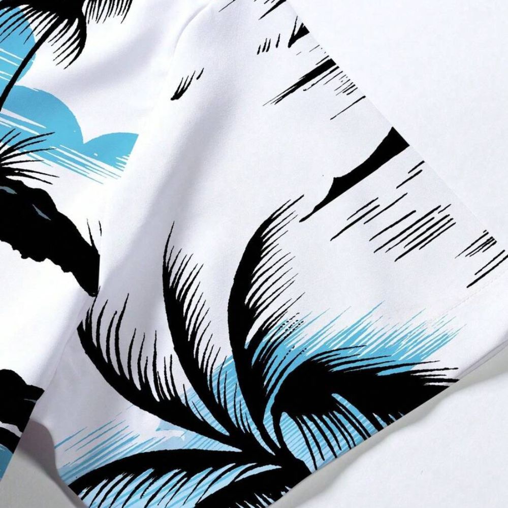 Detalhe da manga da Camisa Vinser Mar, destacando o acabamento da barra e a estampa tropical com coqueiros em preto e detalhes em azul sobre fundo branco.