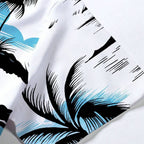 Detalhe da manga da Camisa Vinser Mar, destacando o acabamento da barra e a estampa tropical com coqueiros em preto e detalhes em azul sobre fundo branco.
